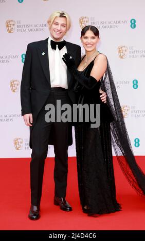 Jake Bongiovi und Millie Bobby Brown nehmen am 13. März 2022 an den EE British Academy Film Awards 2022 in der Royal Albert Hall in London, England, Teil. Stockfoto