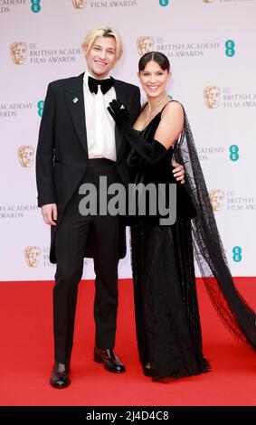 Jake Bongiovi und Millie Bobby Brown nehmen am 13. März 2022 an den EE British Academy Film Awards 2022 in der Royal Albert Hall in London, England, Teil. Stockfoto