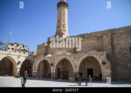 13. April 2022, Gaza-Stadt, Gazastreifen, Palästina: Gaza-Stadt, Palästina. 13. April 2022. Palästinenser besuchen die Omari-Moschee in Gaza-Stadt während des heiligen muslimischen Monats Ramadan. Während einige Palästinenser den Koran lesen, ruhen sich andere in der Moschee aus, die aus dem 7.. Jahrhundert n. Chr. stammt. Die Omari-Moschee gilt als die zweitälteste Moschee im historischen Palästina nach Al-Aqsa in Jerusalem und als Symbol für die Widerstandsfähigkeit der Palästinenser im Gazastreifen (Foto: © Ahmad Hasaballah/IMAGESLIVE via ZUMA Press Wire) Stockfoto