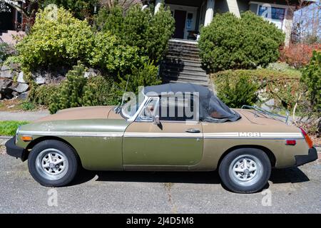 Seattle, USA - 06. April 2021: MGB-Roadster-Cabriolet-Auto auf dem Vorhof in einer Wohngegend geparkt Stockfoto