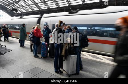 Köln, Deutschland. 14. April 2022. Reisende steigen am Hauptbahnhof in einen Zug der Deutschen Bahn ein. Kurz vor Karfreitag setzt die Deutsche Bahn weitere Züge ein, um den erwarteten Ansturm der Osterreisen besser zu bewältigen. Quelle: Roberto Pfeil/dpa/Alamy Live News Stockfoto