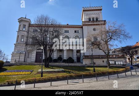 Bau des Sulkowski-Schlosses in der europäischen Stadt Bielsko-Biala im schlesischen Bezirk in Polen, klarer blauer Himmel in 2022 sonnigen Frühlingstag am April. Stockfoto