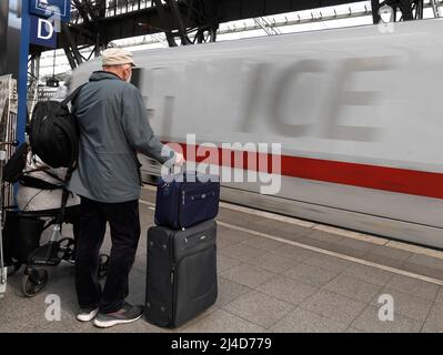 Köln, Deutschland. 14. April 2022. Auf einem Bahnsteig am Hauptbahnhof wartet ein Passagier auf seinen Zug. Kurz vor Karfreitag setzt die Deutsche Bahn weitere Züge ein, um den erwarteten Ansturm der Osterreisen besser zu bewältigen. Quelle: Roberto Pfeil/dpa/Alamy Live News Stockfoto