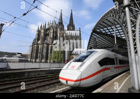 Köln, Deutschland. 14. April 2022. Eine ICE-Bahn der Deutschen Bahn fährt vom Hauptbahnhof ab. Kurz vor Karfreitag setzt die Deutsche Bahn weitere Züge ein, um den erwarteten Ansturm der Osterreisen besser zu bewältigen. Quelle: Roberto Pfeil/dpa/Alamy Live News Stockfoto