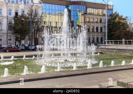 CHARKOW, UKRAINE - 24. AUGUST 2019: Dies ist einer der Brunnen auf dem Gelände in der Nähe des Opernhauses. Stockfoto