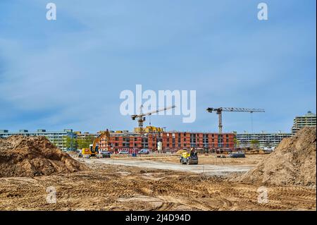Berlin, Deutschland - 13. April 2022: Blick auf eine Baustelle, auf der neue Wohngebäude gebaut werden. Stockfoto