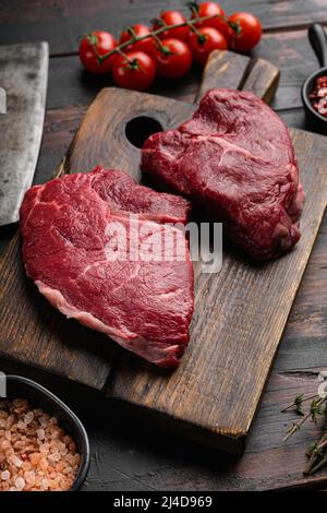 Rohes Cap Rump Steak-Set, auf altem dunklen Holztisch Hintergrund Stockfoto