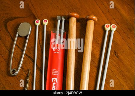 Auswahl alter Stricknadeln und Haken Stockfoto