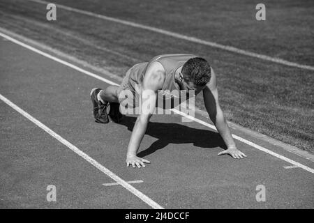 Muskulösen Kerl stehen in Plank machen Push-up auf Sporttraining, Kraft Stockfoto