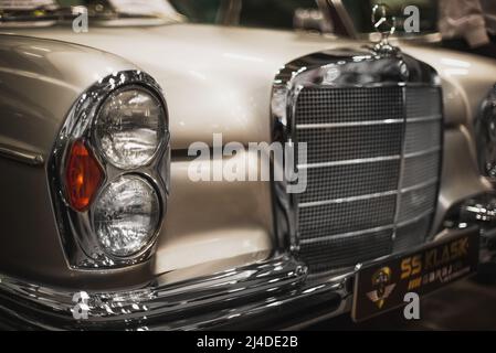 Izmir, Türkei - 4. Dezember 2021: Nahaufnahme eines Doppelscheinwerfers eines mercedes Benz W109 Oldtimer auf der Messe für Oldtimer Izmir Stockfoto