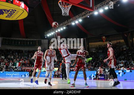 Varese, Italien. 13. April 2022. Anthony Beane #7 von Pallacanestro Varese OpenJobMetis im Einsatz während des italienischen Basketball LBA Lega Basket Ein 2021/22-Spiel in der regulären Saison zwischen OpenJobMetis Varese und Allianz Pallacanestro Trieste in der Enerxenia Arena, Varese. Endnote | Varese 76 - 92 Trieste (Foto von Fabrizio Carabelli/SOPA Images/Sipa USA) Quelle: SIPA USA/Alamy Live News Stockfoto