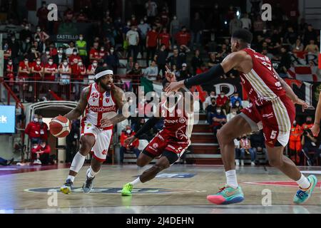 Varese, Italien. 13. April 2022. Marcus Keene #45 von Pallacanestro Varese OpenJobMetis im Einsatz während des italienischen Basketball LBA Lega Basket Ein 2021/22-Match in der regulären Saison zwischen OpenJobMetis Varese und Allianz Pallacanestro Trieste in der Enerxenia Arena, Varese. Endnote | Varese 76 - 92 Trieste (Foto von Fabrizio Carabelli/SOPA Images/Sipa USA) Quelle: SIPA USA/Alamy Live News Stockfoto