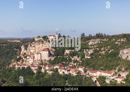 Felsenufer des Flusses Alzou und alte Gemeinde Rocamadour im Departement Lot im Südwesten Frankreichs Stockfoto