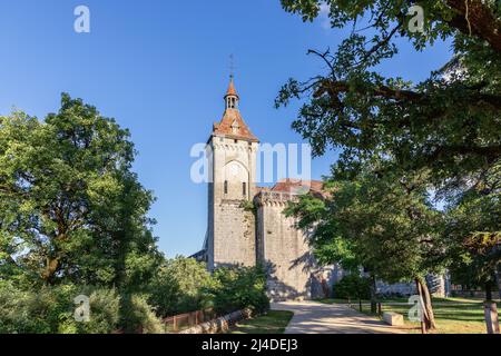 Märchenhaftes, atemberaubendes Rocamadour Castle (Bischofspalast) aus dem 14.. Jahrhundert, umgeben von einem grünen Baumgarten auf einem Klippengipfel. Lot, Österreich, Frankreich Stockfoto