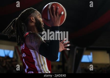 Varese, Italien. 13. April 2022. Adrian Banks #1 von Allianz Pallacanestro Trieste im Einsatz während des italienischen Basketballs LBA Lega Basket Ein Spiel der regulären Saison 2021/22 zwischen OpenJobMetis Varese und Allianz Pallacanestro Trieste in der Enerxenia Arena, Varese. Endnote | Varese 76 - 92 Trieste (Foto von Fabrizio Carabelli/SOPA Images/Sipa USA) Quelle: SIPA USA/Alamy Live News Stockfoto