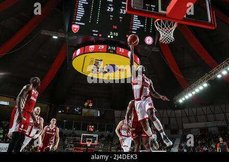 Varese, Italien. 13. April 2022. Marcus Keene #45 von Pallacanestro Varese OpenJobMetis im Einsatz während des italienischen Basketball LBA Lega Basket Ein 2021/22-Match in der regulären Saison zwischen OpenJobMetis Varese und Allianz Pallacanestro Trieste in der Enerxenia Arena, Varese. Endnote | Varese 76 - 92 Trieste (Foto von Fabrizio Carabelli/SOPA Images/Sipa USA) Quelle: SIPA USA/Alamy Live News Stockfoto