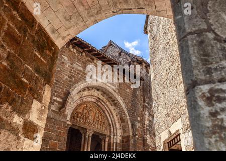 Westwand mit Säuleneingang der Kirche Eglise Saint-Pierre de Carennac, dekoriert mit mittelalterlichem Tympanum durch Marmorsteinbogen. Lot, Frankreich Stockfoto