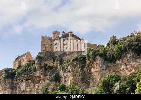 Schloss Chateau de Beynac und seine Verteidigung, erbaut auf einem steilen Klippenplateau, um Nachbarn abzuschrecken. Commune Beynac-et-Cazenac, Dordogne, Frankreich Stockfoto