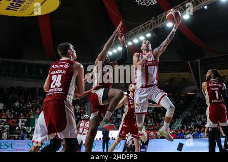 Paulius Sorokas #9 von Pallacanestro Varese OpenJobMetis im Einsatz während des italienischen Basketball LBA Lega Basket Ein 2021/22-Spiel in der regulären Saison zwischen OpenJobMetis Varese und Allianz Pallacanestro Trieste in der Enerxenia Arena, Varese. Endnote | Varese 76 - 92 Trieste (Foto von Fabrizio Carabelli / SOPA Images/Sipa USA) Stockfoto