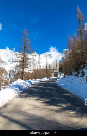 Snowy alpine country road to Mountain Loser in the  austrian alps. Beautiful winter landscape. Steiermark, Altaussee, Upper Austria Stockfoto