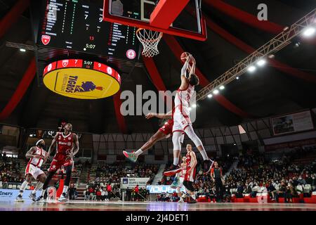 Varese, Italien. 13. April 2022. Guglielmo Caruso #30 von Pallacanestro Varese OpenJobMetis im Einsatz während des italienischen Basketball LBA Lega Basket Ein 2021/22-Spiel in der regulären Saison zwischen OpenJobMetis Varese und Allianz Pallacanestro Trieste in der Enerxenia Arena, Varese. Endnote | Varese 76 - 92 Trieste (Foto von Fabrizio Carabelli/SOPA Images/Sipa USA) Quelle: SIPA USA/Alamy Live News Stockfoto