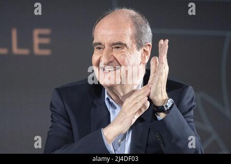 Paris, Frankreich. 14. April 2022. Pierre Lescure nimmt an der offiziellen Pressekonferenz zur Auswahl im Vorfeld der Internationalen Filmfestspiele von Cannes (Festival de Cannes) 75. im UGC Normandie Kino in Paris, Frankreich, am 14. April 2022 Teil. Foto von Aurore Marechal/ABACAPRESS.COM Quelle: Abaca Press/Alamy Live News Stockfoto