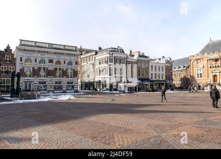 Schöne alte Gebäude rund um den Hauptplatz im Zentrum von haarlem holland Stockfoto