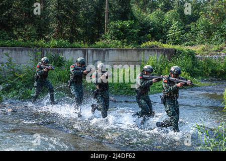 HEZHOU, CHINA - 14. APRIL 2022 - Mitglieder der Spezialeinheit der bewaffneten Polizei Chinas nehmen an einer umfassenden Trainingsübung in Teil Stockfoto