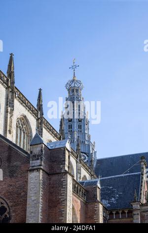 Die dominante St. bavo Kirche neben dem Marktplatz mit einem prunkvollen Uhrenturm in haarlem holland Stockfoto