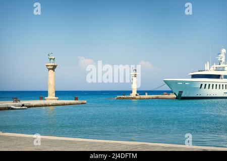 Hirschstatuen am Eingang zum Mandraki Hafen, Rhodos Insel, Griechenland Stockfoto