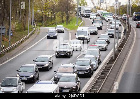 Berlin, Deutschland. 14. April 2022. Der Verkehr ist auf der A111 in Berlin in Richtung Norden aus der Stadt versperrt. Quelle: Christoph Soeder/dpa/Alamy Live News Stockfoto