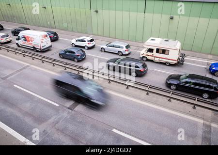 Berlin, Deutschland. 14. April 2022. Der Verkehr ist auf der A111 in Berlin in Richtung Norden aus der Stadt versperrt. Quelle: Christoph Soeder/dpa/Alamy Live News Stockfoto