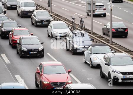 Berlin, Deutschland. 14. April 2022. Der Verkehr ist auf der A111 in Berlin in Richtung Norden aus der Stadt versperrt. Quelle: Christoph Soeder/dpa/Alamy Live News Stockfoto