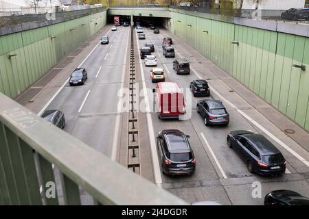 Berlin, Deutschland. 14. April 2022. Der Autoverkehr (r) steht auf der A111 in Berlin, die aus der Stadt nach Norden fährt, still. Quelle: Christoph Soeder/dpa/Alamy Live News Stockfoto