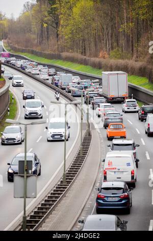 Berlin, Deutschland. 14. April 2022. Der Autoverkehr (r) steht auf der A111 in Berlin, die aus der Stadt nach Norden fährt, still. Quelle: Christoph Soeder/dpa/Alamy Live News Stockfoto