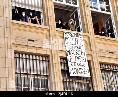 Paris, Frankreich. 14. April 2022. Am 14. April 2022 versammeln sich Studenten vor der Universität Sorbonne in Paris, Frankreich, während sie zehn Tage vor der zweiten Runde der französischen Präsidentschaftswahlen protestieren. Mehrere hundert Studenten mobilisierten am 14. April 2022 in Paris und Nancy und blockierten Universitätsgebäude, um zwischen den beiden Runden der Präsidentschaftswahlen Gehör zu verschaffen und das Bewusstsein für ökologische und soziale Fragen zu schärfen. Foto von Karim Ait Adjedjou/Avenir Pictures/ABACAPRESS.COM Quelle: Abaca Press/Alamy Live News Stockfoto