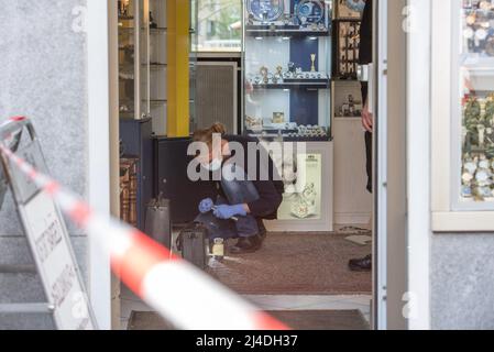 Köln, Deutschland. 14. April 2022. Nach einem Raub in einem Juweliergeschäft in Köln sind Polizeiforensiker vor Ort. (Zu dpa: 'Schmuck und Bargeld im Juweliergeschäft geplündert - Täter stürmen'. Kredit: Vincent Kempf/dpa/Alamy Live Nachrichten Stockfoto