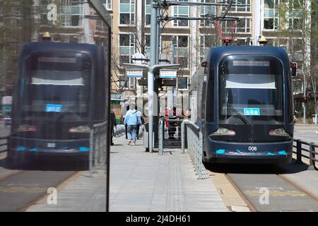 Shenyang, Chinas Provinz Liaoning. 13. April 2022. Passagiere nehmen eine Straßenbahn in Shenyang, nordöstlich der chinesischen Provinz Liaoning, 13. April 2022. Ab Mittwoch wurden in Shenyang einige restriktive Maßnahmen zur Eindämmung von COVID-19 schrittweise aufgehoben. Quelle: Wang Yijie/Xinhua/Alamy Live News Stockfoto