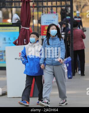 Shenyang, Chinas Provinz Liaoning. 13. April 2022. Bewohner verlassen eine Gemeinde in Shenyang, nordöstlich der chinesischen Provinz Liaoning, 13. April 2022. Ab Mittwoch wurden in Shenyang einige restriktive Maßnahmen zur Eindämmung von COVID-19 schrittweise aufgehoben. Quelle: Yang Qing/Xinhua/Alamy Live News Stockfoto