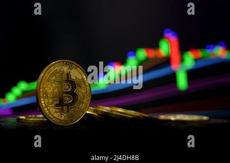 Golden Bitcoin Kryptowährung im Trading Chart Hintergrund Stockfoto