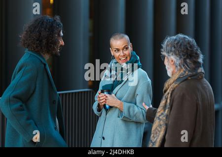 Geschäftsleute unterhalten sich während einer Pause von der Arbeit auf der Straße. Stockfoto