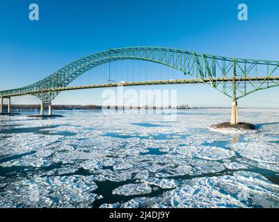 Laviolette Bridge, im Winter, über den St. Lawrence River und die Eisscholle in Trois-Rivieres, Quebec, Kanada Stockfoto