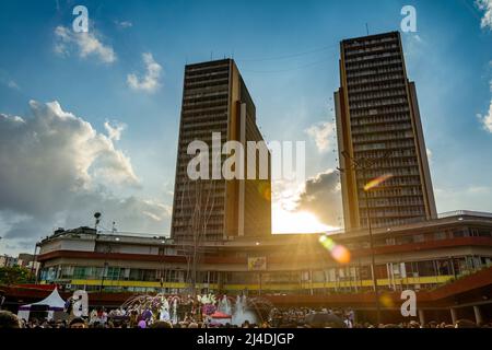 Caracas, Dtto Capital, Venezuela. 13. April 2022. Nach zwei Jahren infolge der Pandemie von Covid-19 fand am Karmittwoch erneut der Besuch der Basilika St. Teresa zur Anbetung des Nazareners mit anschließender Prozession statt. Hunderte von in Purpur gekleideten venezolanischen Gläubigen besuchen die Basilika Santa Teresa in Caracas, um den Nazarener von St. Paul zu verehren und ihr Versprechen zu bezahlen. Diese Tradition der Karwoche geht auf das 16.. Jahrhundert zurück, als Dank an San Pablo El Ermita''''o für die Beendigung der Pockenepidemie, die die Stadt heimsuchte. Caracas. Venezuel Stockfoto