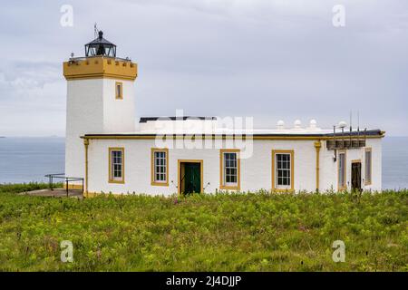 Duncansby Head Lighthouse, der nördlichste Punkt des britischen Festlandes, in Caithness an der Nordküste Schottlands, Großbritannien Stockfoto