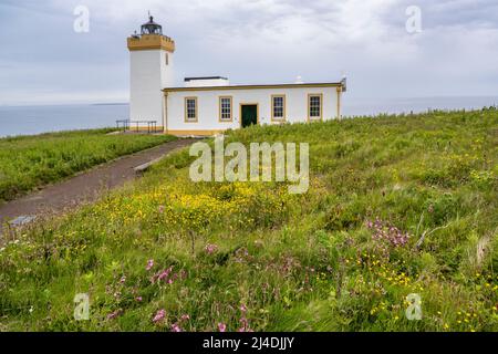 Duncansby Head Lighthouse, der nördlichste Punkt des britischen Festlandes, in Caithness an der Nordküste Schottlands, Großbritannien Stockfoto