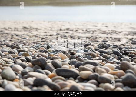Kieselsteine, felsiger Strand in Stony Brook, Long Island Stockfoto