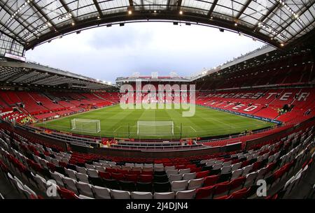 Aktenfoto vom 9-03-2022 von Einer allgemeinen Ansicht des alten Trafford. Manchester United hat die Architekten hinter dem Tottenham Hotspur Stadium beauftragt, Pläne für eine Sanierung des Old Trafford zu erarbeiten. Ausgabedatum: Donnerstag, 14. April 2022. Stockfoto