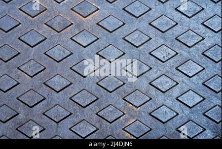 Metallische Oberfläche, Schachtabdeckung Stockfoto