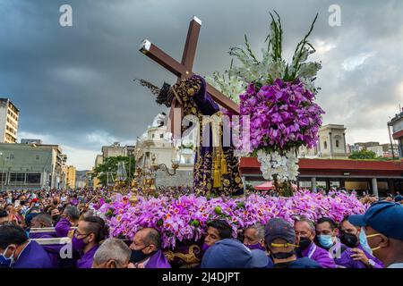 Caracas, Dtto Capital, Venezuela. 13. April 2022. Nach zwei Jahren infolge der Pandemie von Covid-19 fand am Karmittwoch erneut der Besuch der Basilika St. Teresa zur Anbetung des Nazareners mit anschließender Prozession statt. Hunderte von in Purpur gekleideten venezolanischen Gläubigen besuchen die Basilika Santa Teresa in Caracas, um den Nazarener von St. Paul zu verehren und ihr Versprechen zu bezahlen. Diese Tradition der Karwoche geht auf das 16.. Jahrhundert zurück, als Dank an San Pablo El Ermita''''o für die Beendigung der Pockenepidemie, die die Stadt heimsuchte. Caracas. Venezuel Stockfoto