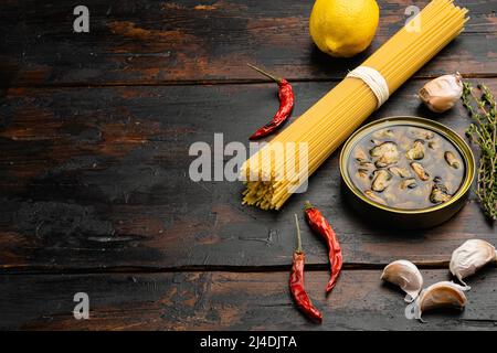 Rohe Pasta mit Sahnesauce, Muscheln und Parmesan-Zutaten, auf altem dunklen Holztisch-Hintergrund, mit Platz für Text Stockfoto